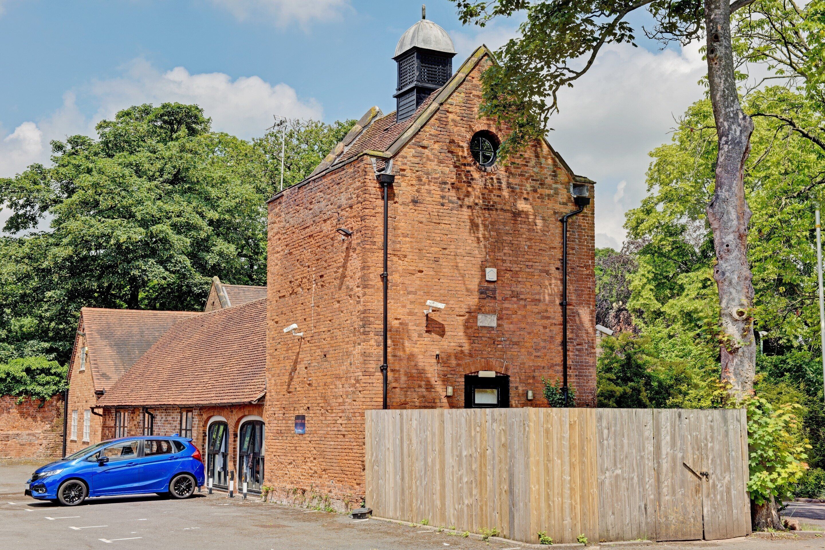Photo - OYO Dovecote Hotel