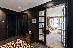 2 bedrooms, iron/ironing board, WiFi, bed sheets - Royal Mile & Arthur's Seat Apt with Private Parking (Edinburgh)