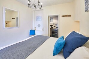 1 bedroom, premium bedding, iron/ironing board, WiFi