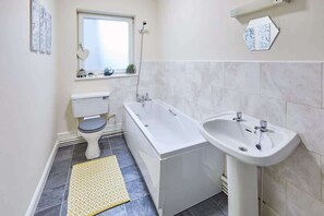 Badewanne, Haartrockner, Handtücher