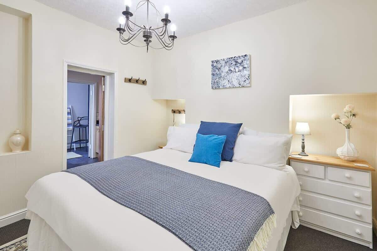 1 bedroom, premium bedding, iron/ironing board, WiFi