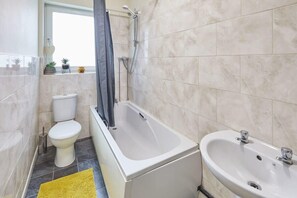 Kylpyamme, hiustenkuivaaja, pyyhkeet, saippua