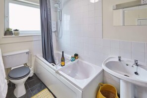 Baignoire, séchoir à cheveux, serviettes fournies, savon