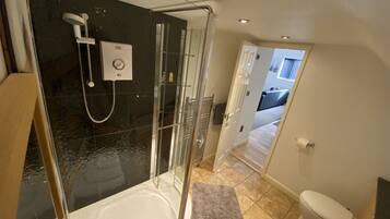 Apartment | Bathroom | Shower, free toiletries, hair dryer, towels