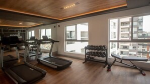 A modern gym with treadmills, dumbbells, and a bench. - w* | Amazing Loft in Barranco (Barranco)