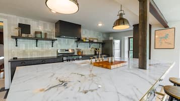 雪櫃、微波爐、焗爐、爐具