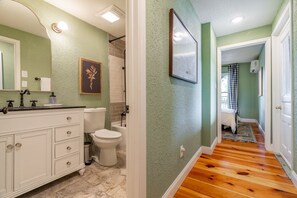 Combined shower/bathtub, hair dryer, towels, soap - Historical LAKEFRONT Luxury 7 Bedroom - Eureka! (Eureka Springs)