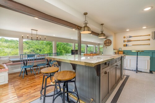 Historical LAKEFRONT Luxury 7 Bedroom - Eureka!