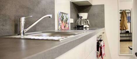 Kjøleskap, mikrobølgeovn, ovn og kokeplater