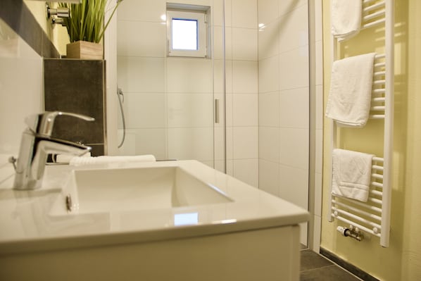 Een douche, een haardroger, handdoeken, zeep