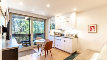 Room, 1 Bedroom | Private kitchen | Microwave, toaster