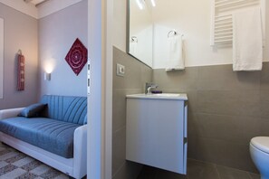 A modern bathroom with a white sink, a mirror, and a towel rack. - San Gimignano City Garden - 8 people (San Gimignano)