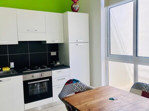 Kühlschrank, Ofen, Herdplatte, Wasserkocher mit Kaffee-/Teezubehör