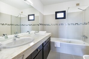 Bathtub, towels - Villa Sea Senses has capacity for 16 people with private pool (Albufeira)