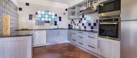 Kjøleskap, mikrobølgeovn, ovn og oppvaskmaskin