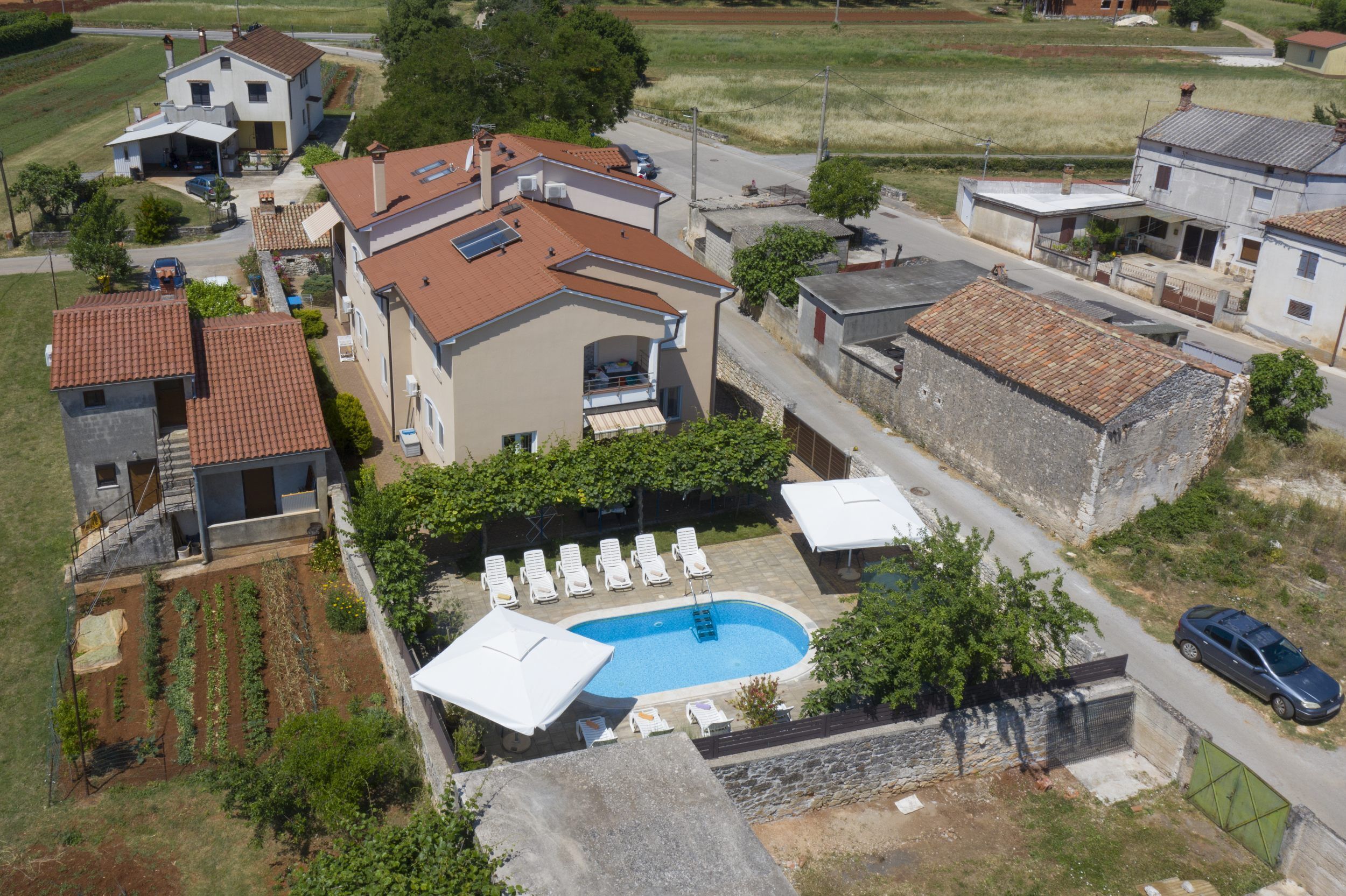 Un quartier résidentiel doté d’une piscine, de plusieurs maisons et d’une route.