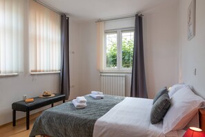 4 bedrooms, iron/ironing board, free WiFi, bed sheets