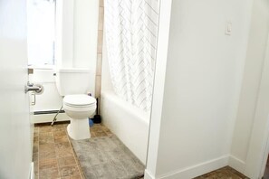 Badewanne, Haartrockner, Handtücher