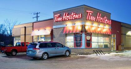 Affordable Micro Suite, Parking, 4k Smart TV, Downtown, WiFi