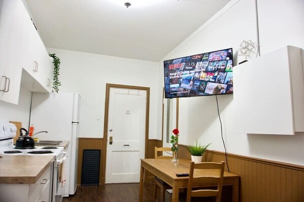 Fridge, microwave, oven, stovetop - Affordable Micro Suite, Parking, 4k Smart TV, Downtown, WiFi (Moose Jaw)