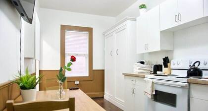 Affordable Micro Suite, Parking, 4k Smart TV, Downtown, WiFi