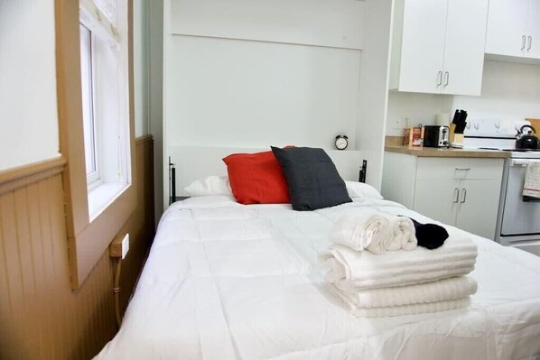 1 bedroom, iron/ironing board, WiFi, bed sheets - Affordable Micro Suite, Parking, 4k Smart TV, Downtown, WiFi (Moose Jaw)