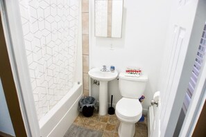 浴缸、吹风机、毛巾