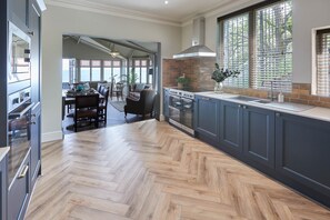 House | Private kitchen | Fridge, microwave, oven, stovetop