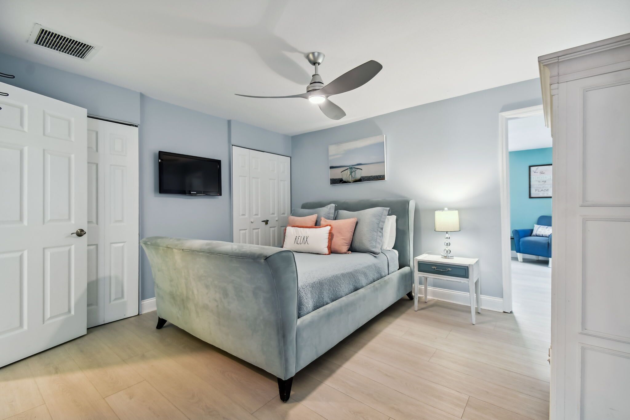 TV, peis, DVD-spiller og kontorer