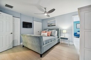 TV, peis, DVD-spiller og kontorer