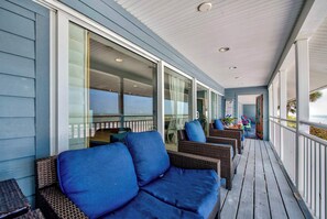 Terrace/patio - Christmas Sale! Oceanfront 15 Steps To The Sand! (Indian Rocks Beach)