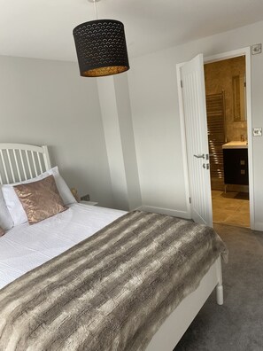 2 chambres, fer et planche à repasser, accès au Wi-Fi (inclus)