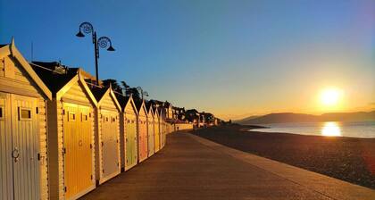 Seabreeze- modern two bedroom house, parking, large garden, close to seafront