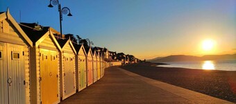 Seabreeze- modern two bedroom house, parking, large garden, close to seafront