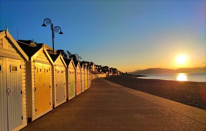 Seabreeze- modern two bedroom house, parking, large garden, close to seafront