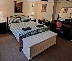 2 bedrooms, desk, iron/ironing board, bed sheets