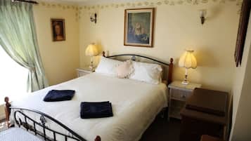 2 quartos, escrivaninha, ferros/tábuas de passar roupa, roupa de cama