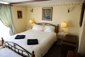 2 habitaciones, escritorio y tabla de planchar con plancha 