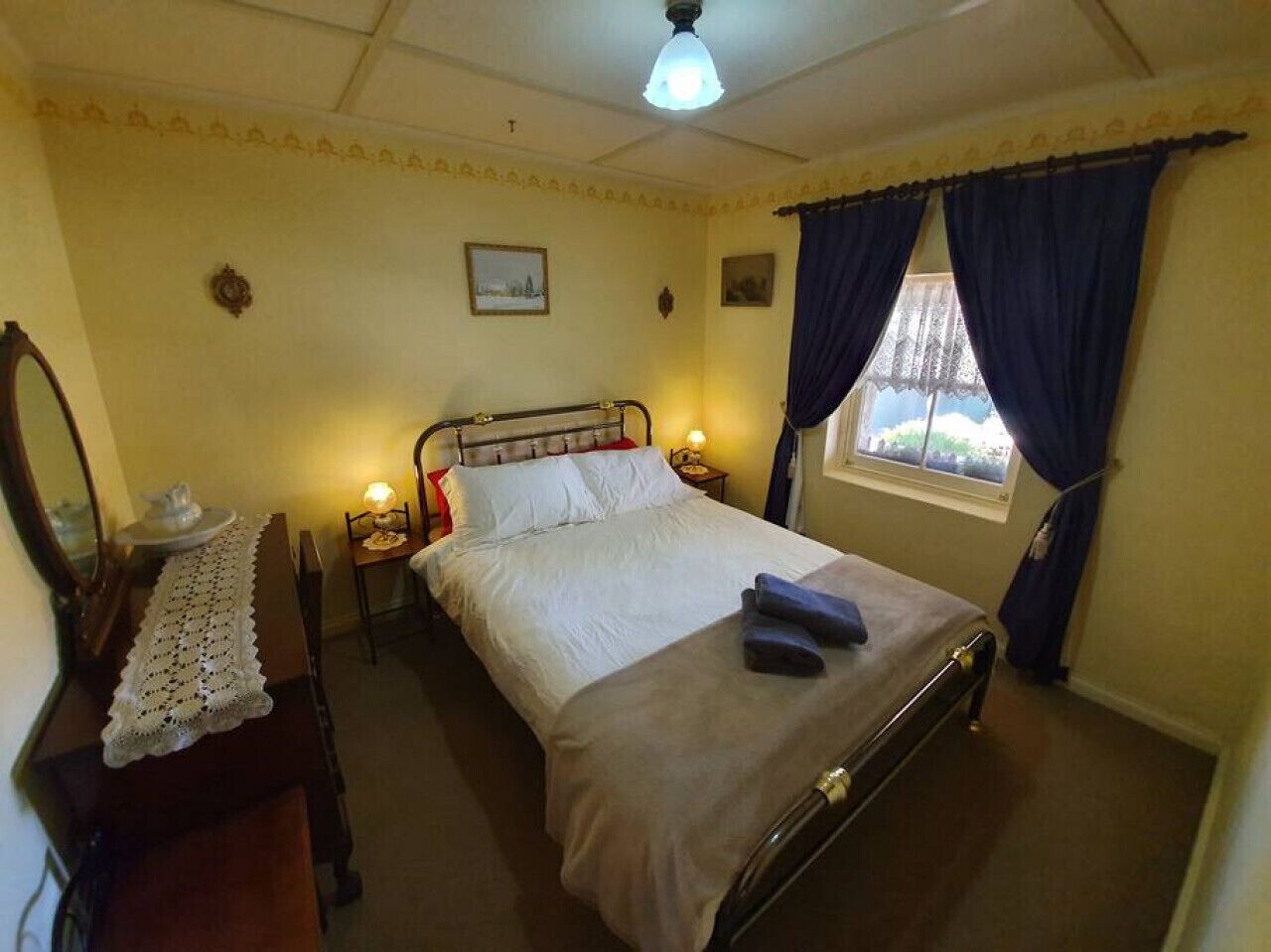 2 bedrooms, desk, iron/ironing board, bed sheets