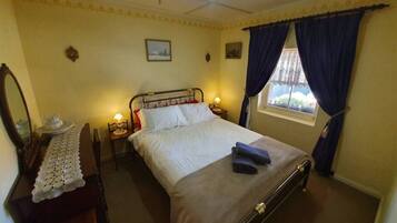 2 dormitorios, escritorio, tabla de planchar con plancha y ropa de cama