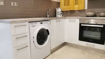 Romantic Apartment | Dapur peribadi | Ketuhar, pembancuh kopi/teh, cerek elektrik, kerusi tinggi