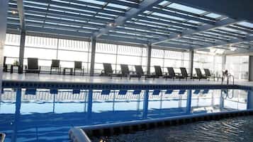 Piscina interna, piscina externa, espreguiçadeiras