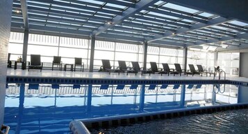 Piscina interna, piscina externa, espreguiçadeiras