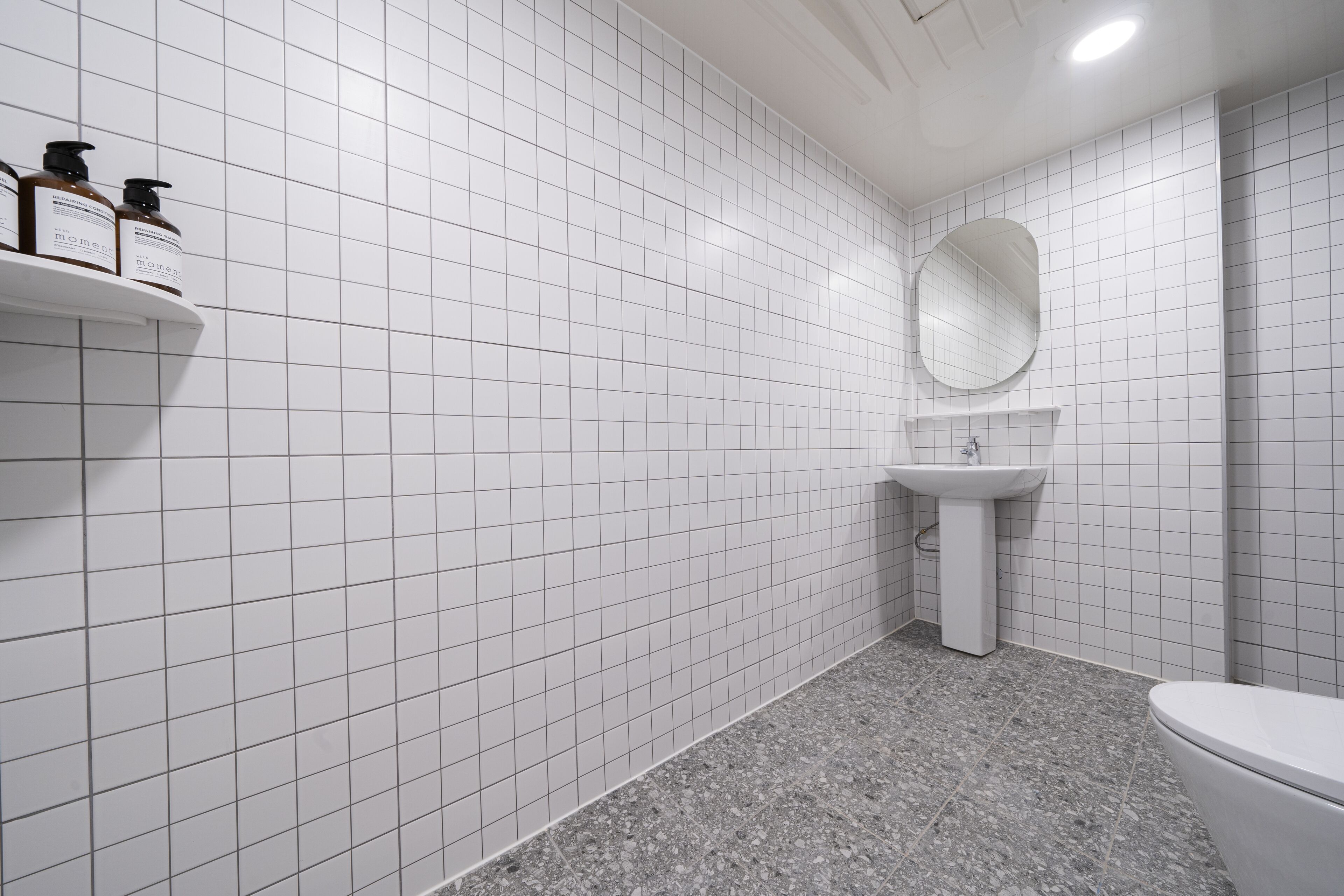 standard double room | bathroom | shower, free toiletries, hair dryer, towels