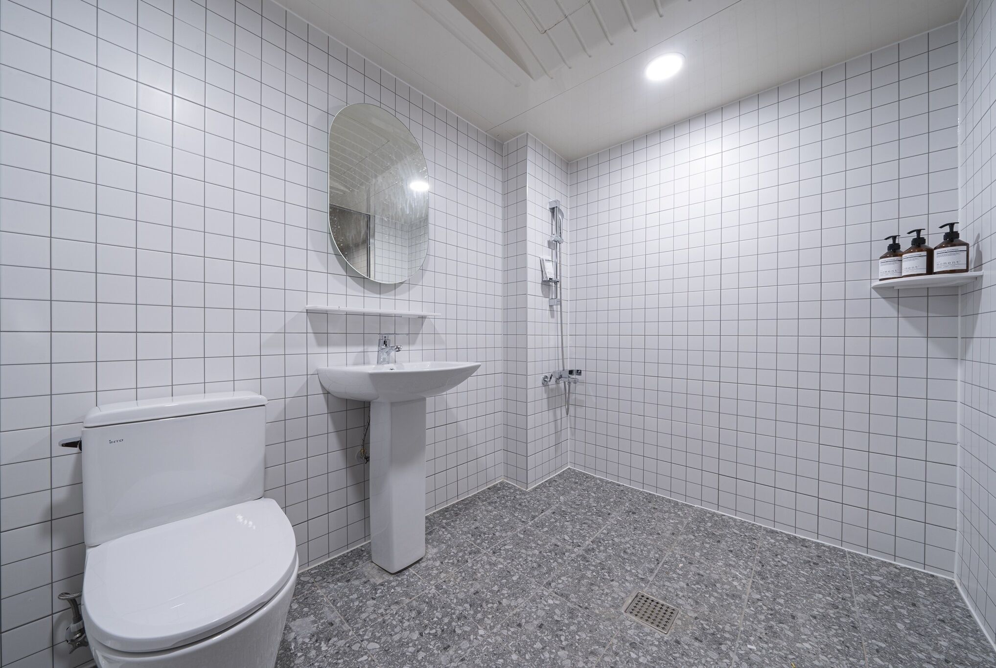 deluxe twin room | bathroom | shower, free toiletries, hair dryer, towels