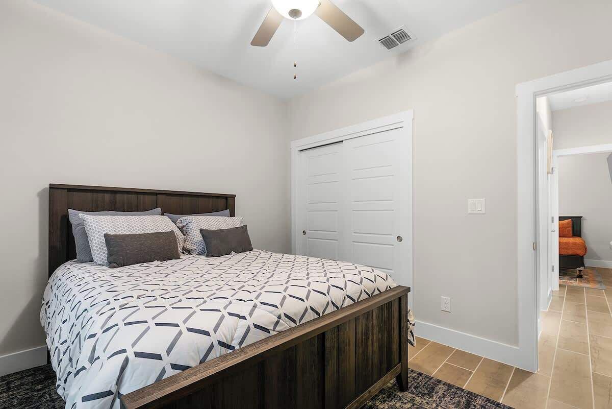 3 bedrooms, iron/ironing board, WiFi (free), bed sheets