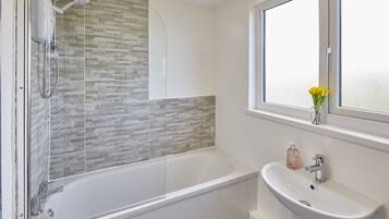 House | Bathroom | Combined shower/bathtub, towels