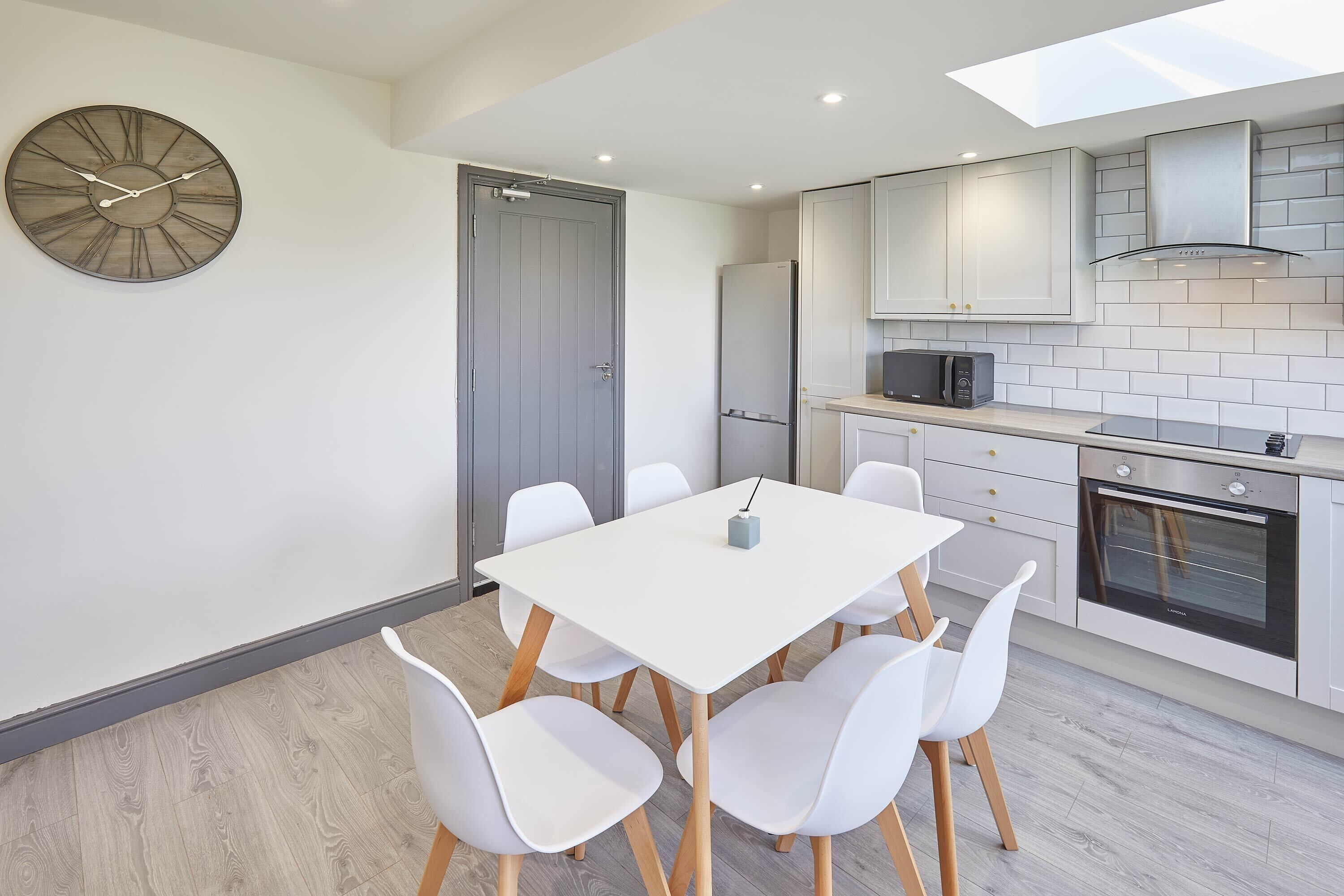 House | Private kitchen | Fridge, microwave, oven, stovetop