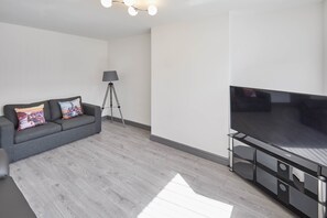 House | Living area | 32-inch flat-screen TV with digital channels, TV