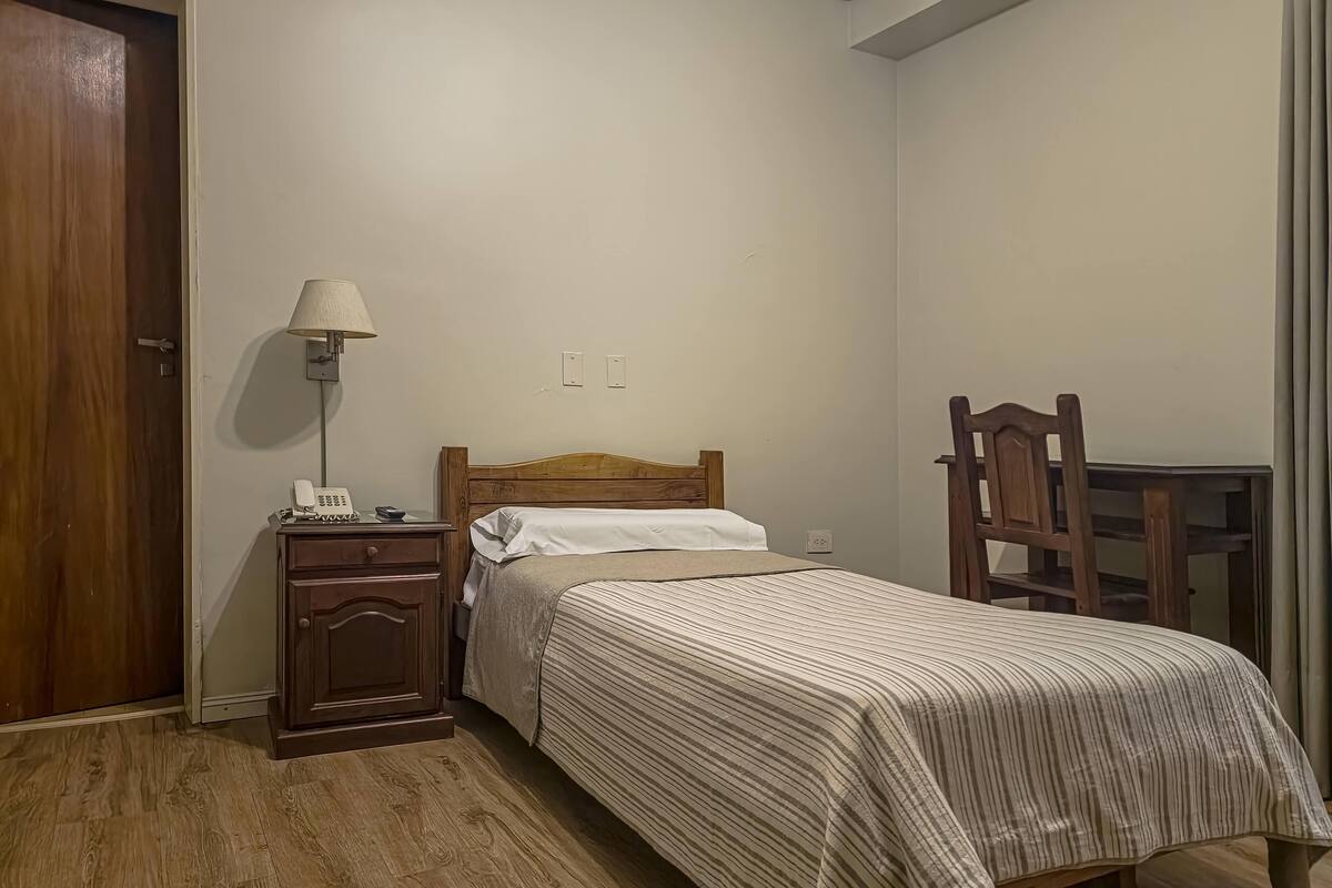 Caja de seguridad en la habitación y escritorio